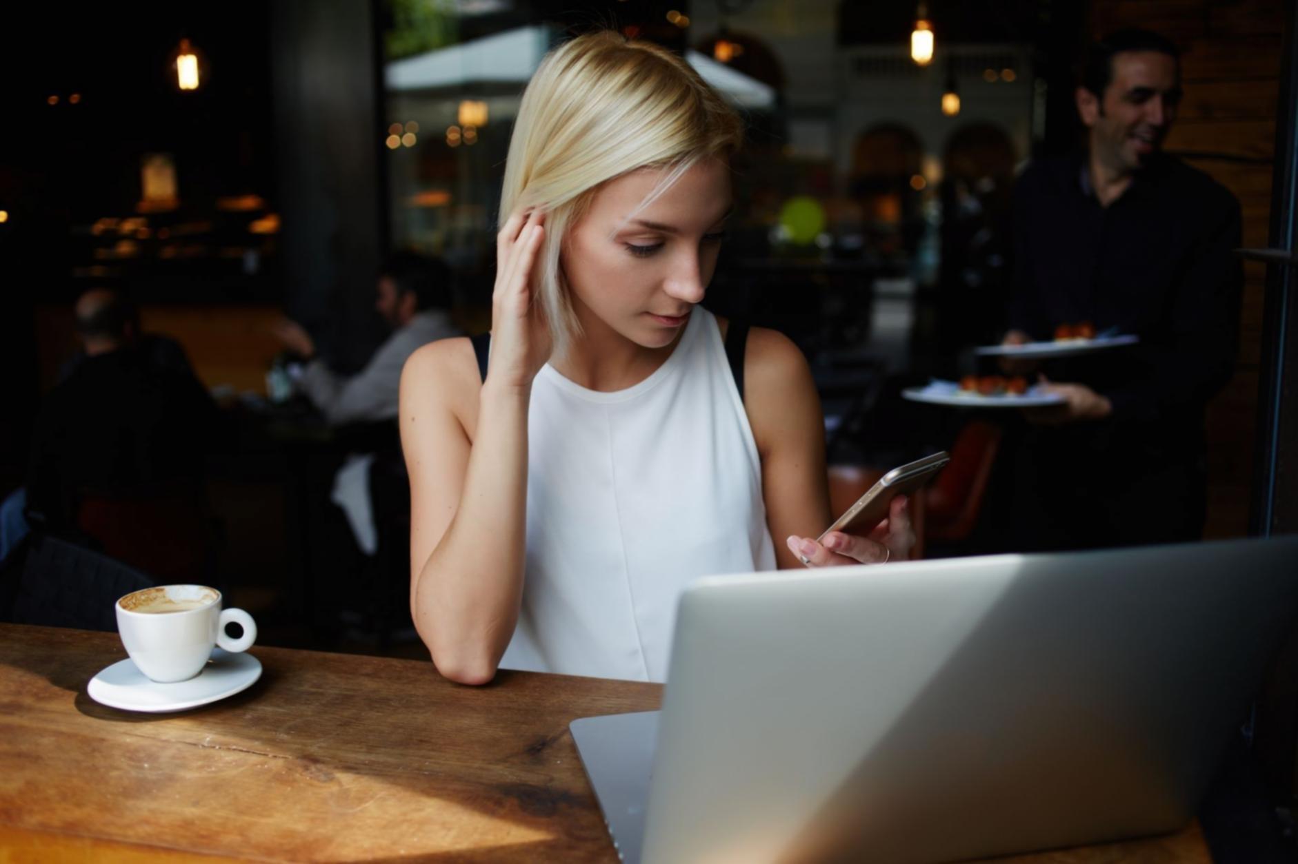 Étudiants travaillant sur des projets SEO concrets